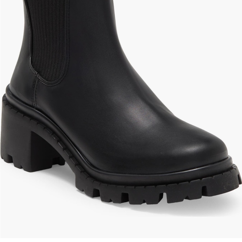 New boots. I bought them for a trip but ended up not bringing them. - Picture 5 of 5